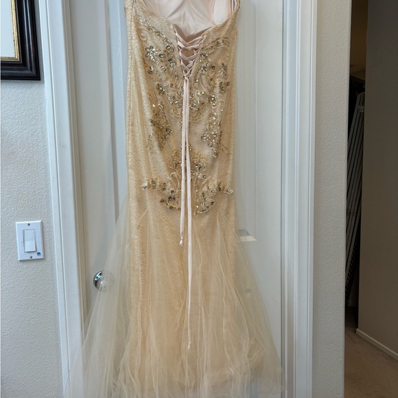 Beautiful Mermaid style evening gown. Worn once. - Picture 3 of 3